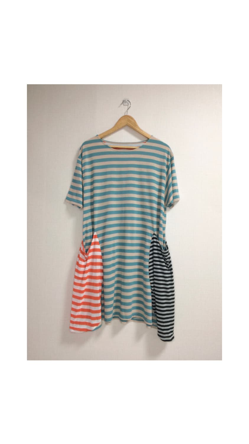 츠모리 치사토 민트 컬러풀 스트라이프 캣 포켓 원피스 티셔츠 상품이미지1