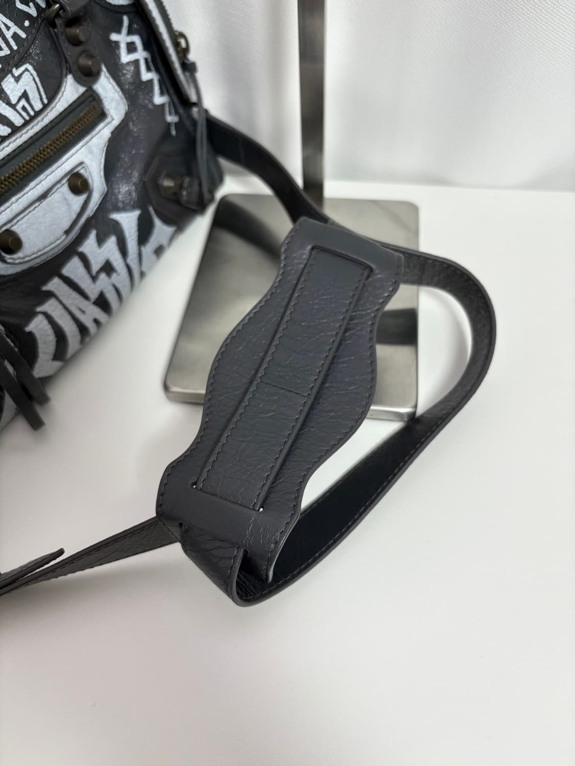 발렌시아가 그래피티 모터백 미니 그레이 상품이미지8