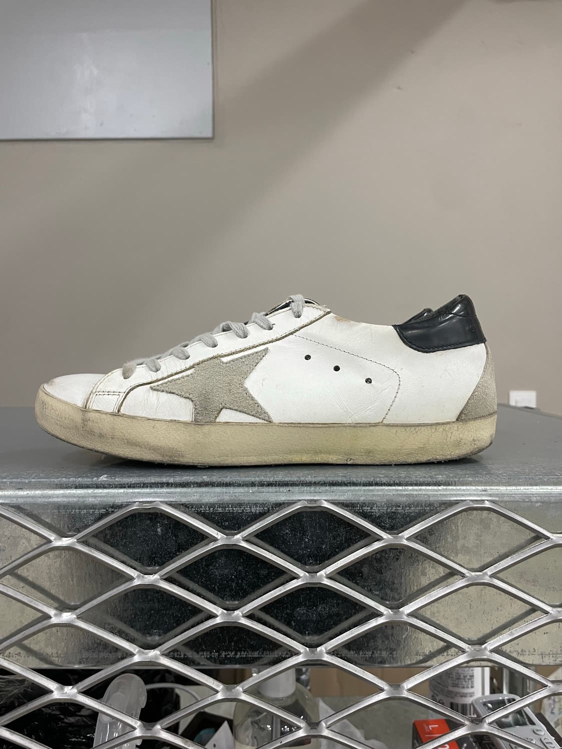 골든구스 슈퍼스타 화이트 스니커즈 블랙탭 40 상품이미지1