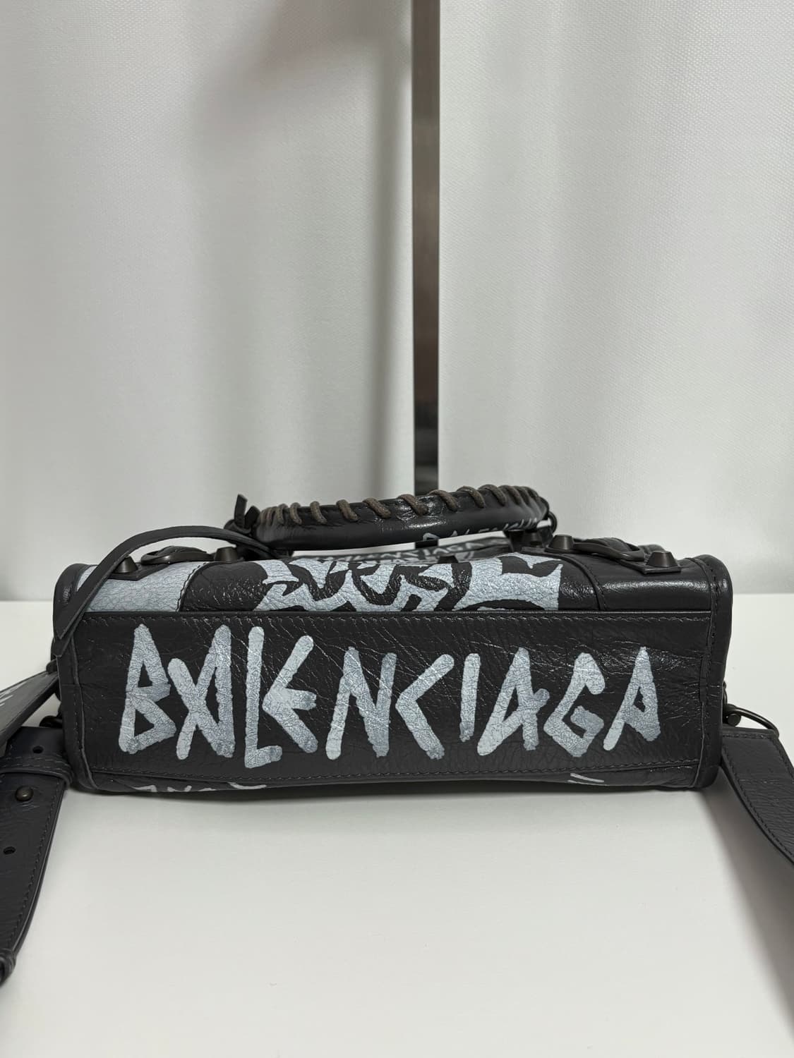 발렌시아가 그래피티 모터백 미니 그레이 상품이미지7