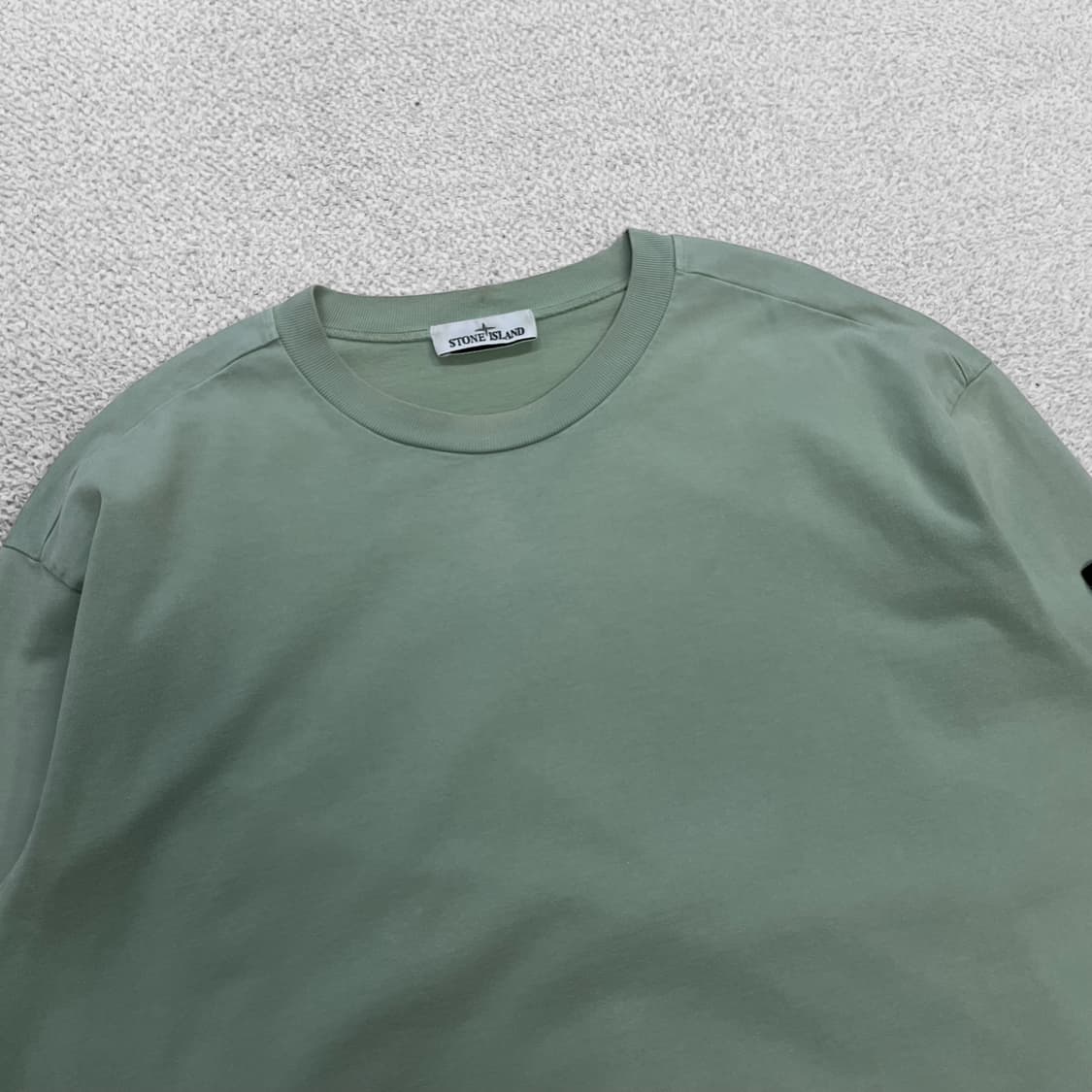 스톤아일랜드 와펜 패치 브러쉬드 오가닉 크루넥 세이지그린 상품이미지3