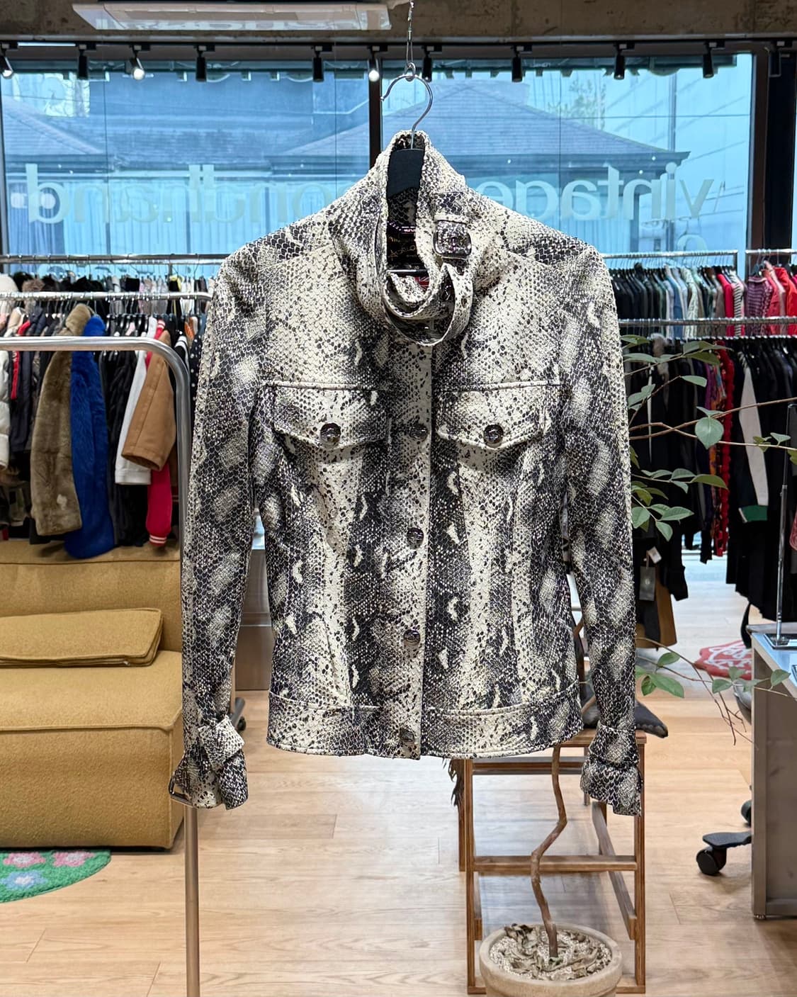 비비안 웨스트우드 옐로우 스네이크스킨 프린팅 램스킨 자켓  상품이미지1