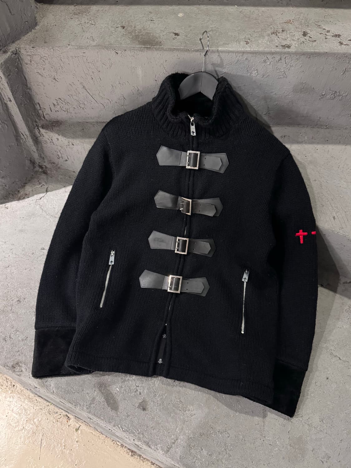 No Future 본디지 버클 퍼 니트집업 상품이미지1