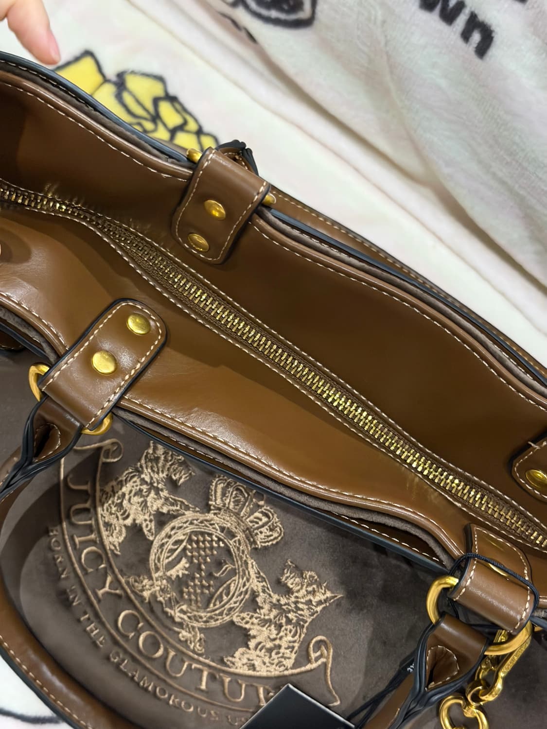 [신상✨프리뷰세일]대대장 신상 쥬시꾸뛰르 브라운 벨벳 숄더백 상품이미지7