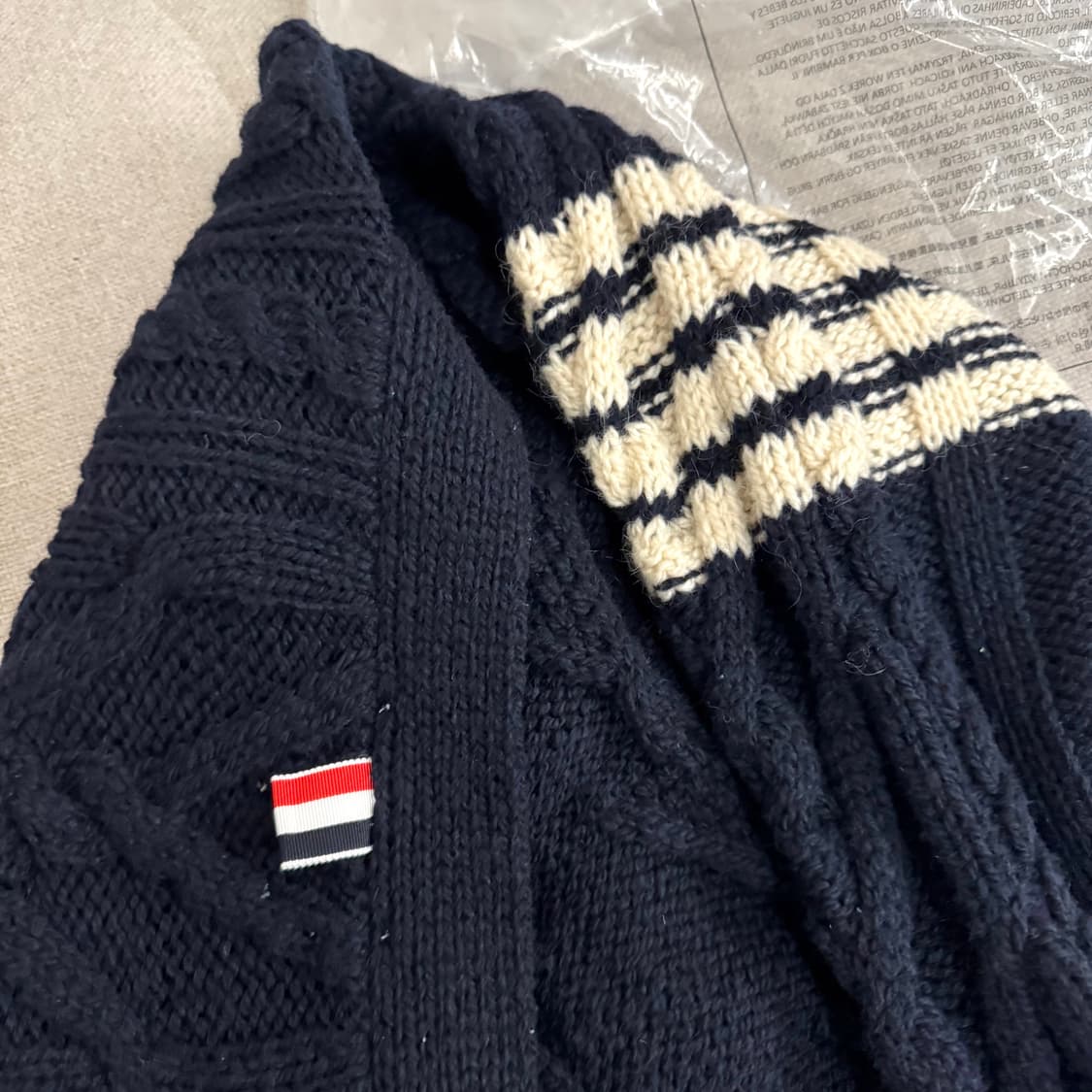 톰브라운 가디건 아란케이블 니트사선 네이비 2 상품이미지2