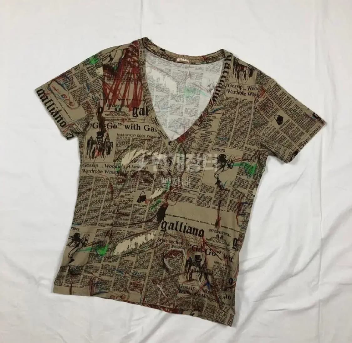 존갈리아노 뉴스페이퍼 브이넥 반팔티 상품이미지1