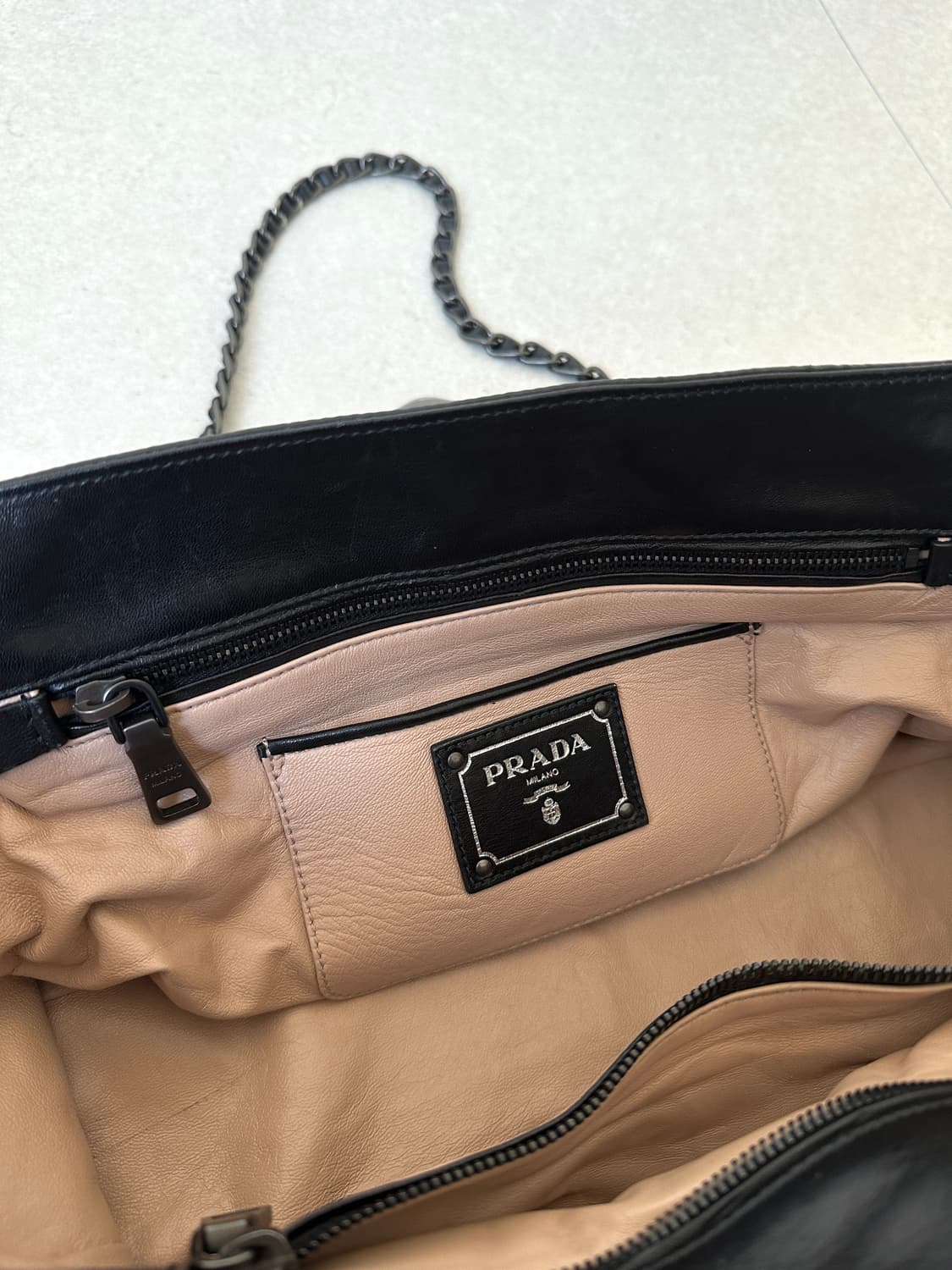 프라다 나파 레더 체인 숄더백 블랙 상품이미지9