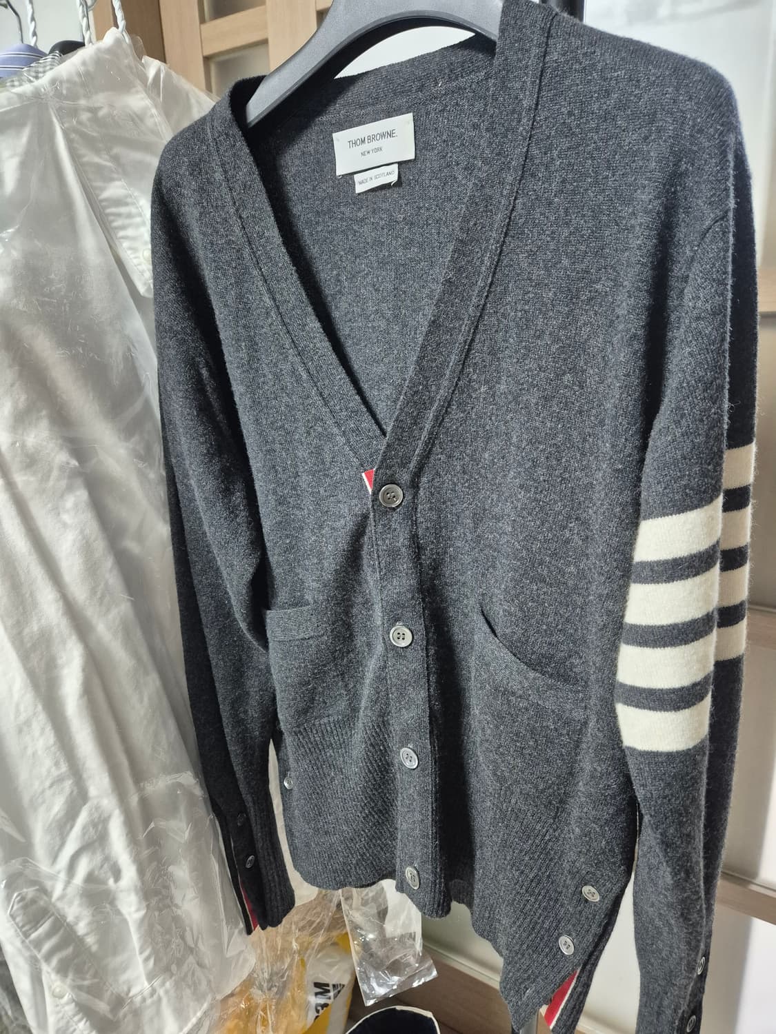 톰브라운 캐시미어 가디건 상품이미지1