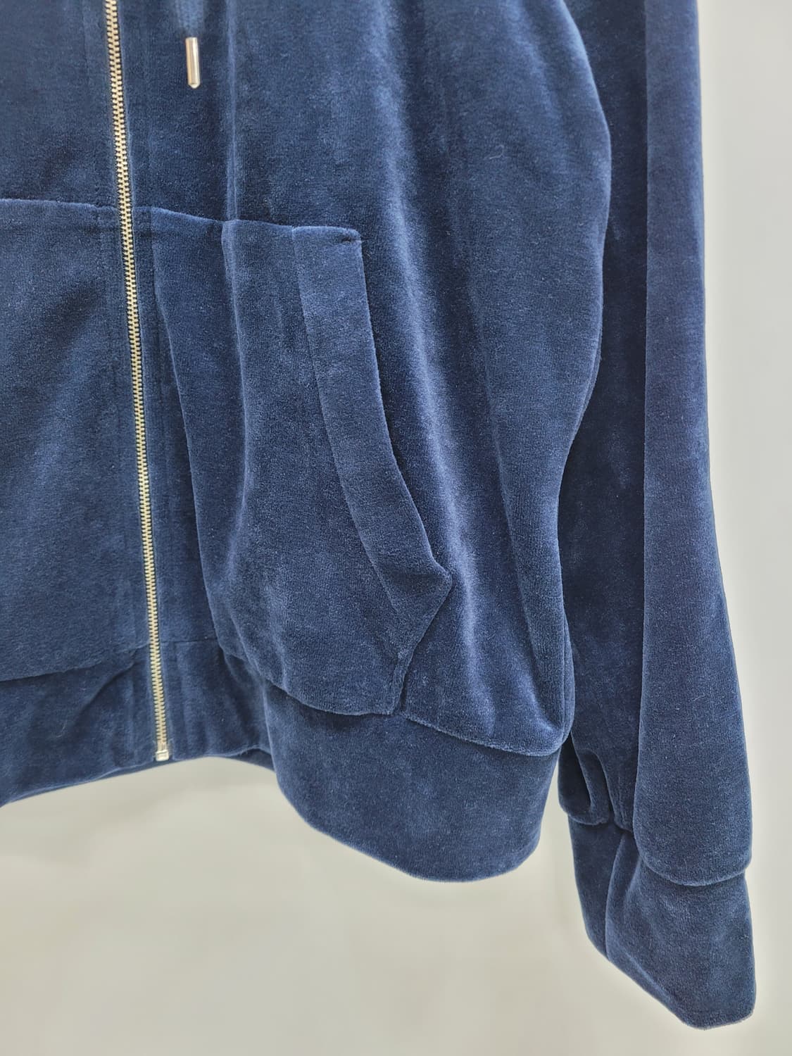 쥬시꾸띄르 23FW 큐빅 로고 벨벳 후드 집업 / 여 M 네이비
 상품이미지6