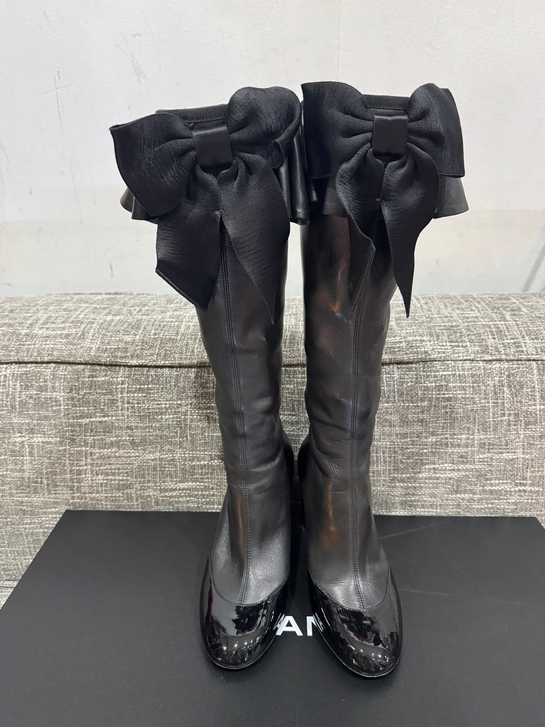 샤넬 블랙 리본 롱부츠  26FW 240 매장판매중 상품이미지1
