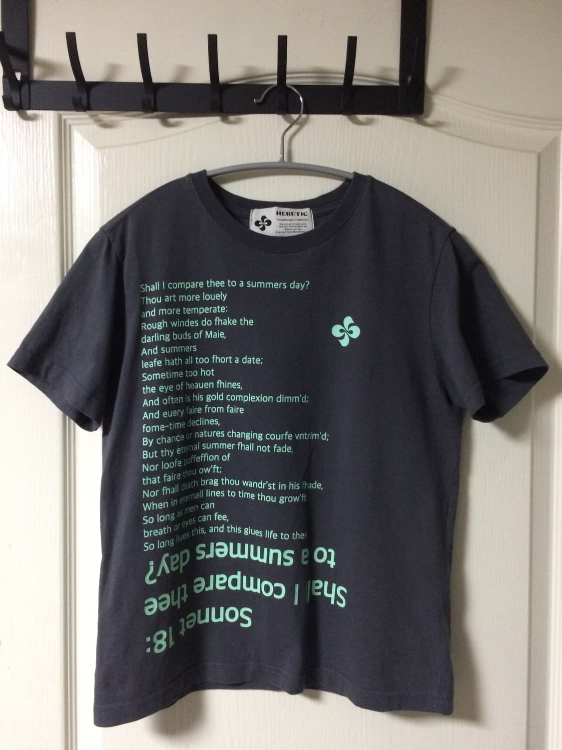 헤레틱 - SONNET 18 T-SHIRT (charcoal) 상품이미지1