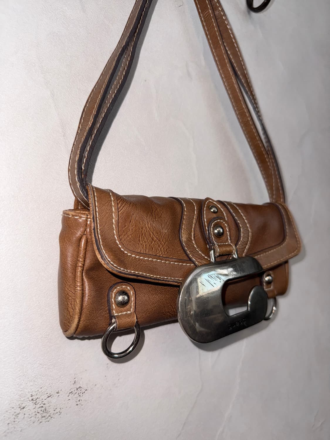 Guess stud logo buckle two ways mini bag 상품이미지3