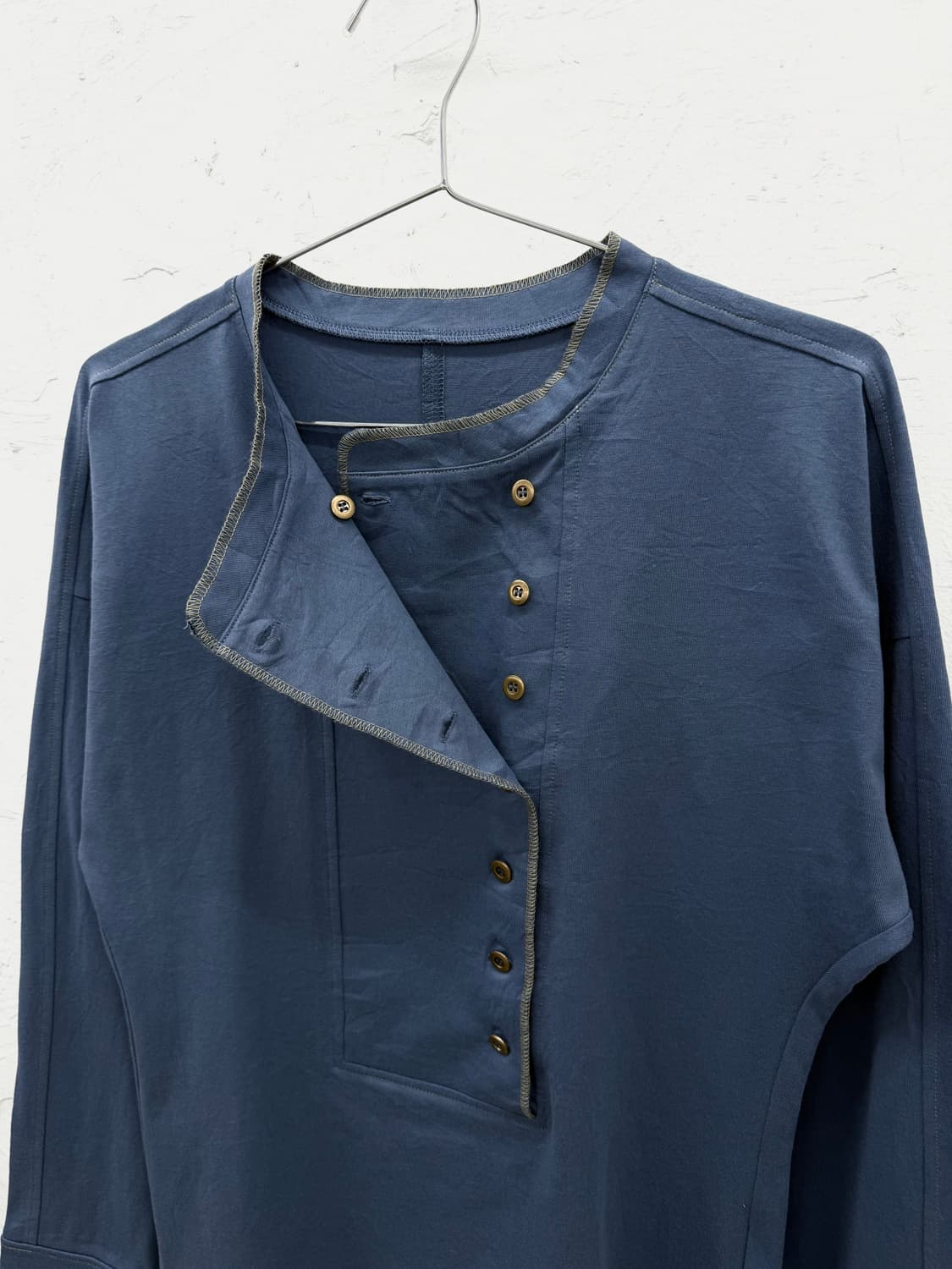 kikki 비대칭 헨리넥 롱슬리브 상품이미지2