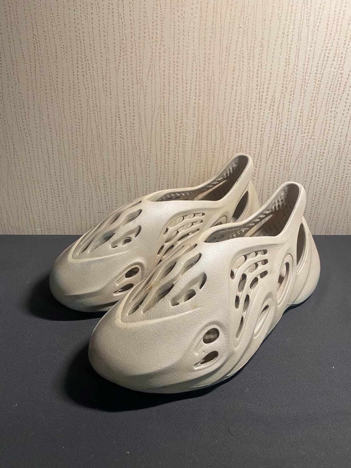 아디다스 이지 폼 러너 오커 285 상품이미지2