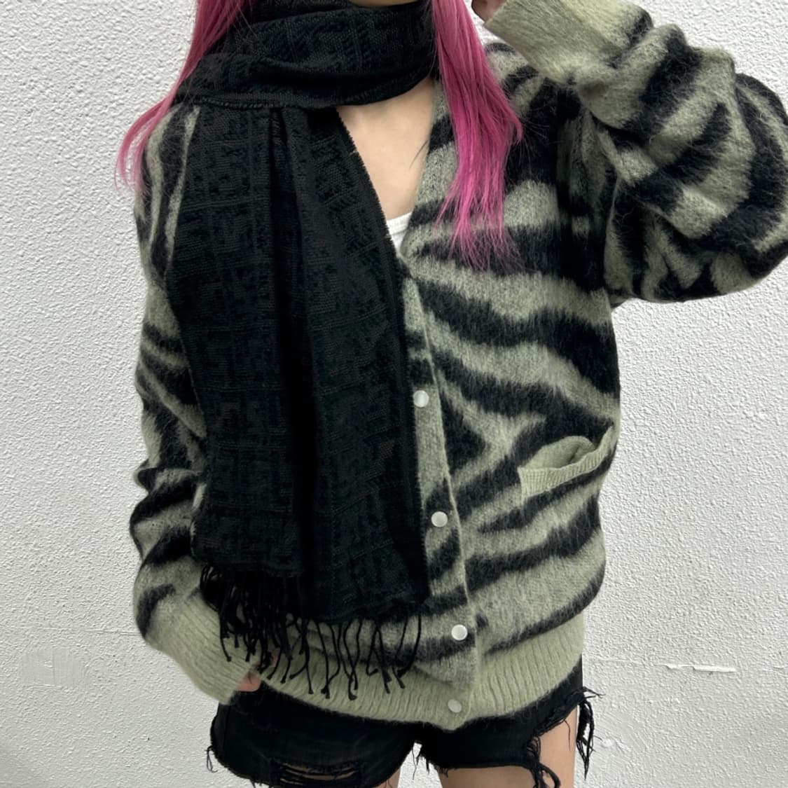 펜디 FF 주카 패턴 딥차콜 머플러 ( 발매가 60만원대 제품 ) 상품이미지2