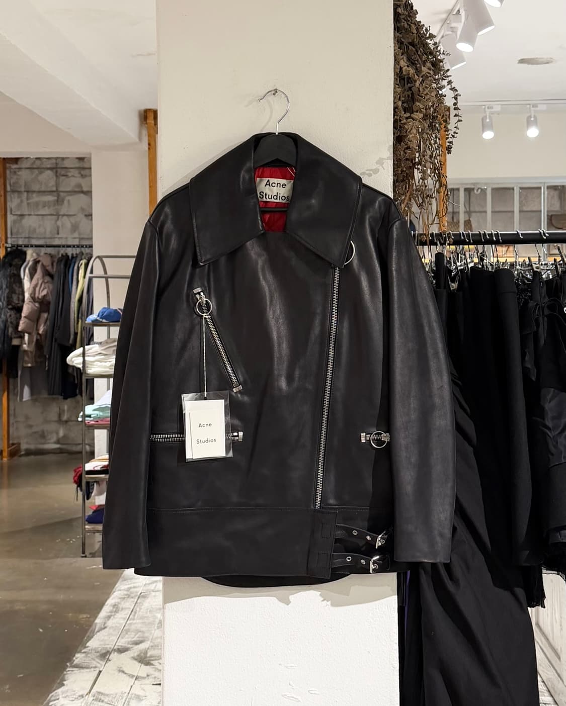 아크네 스튜디오 블랙 칼스킨 레더 바이커 자켓 상품이미지1