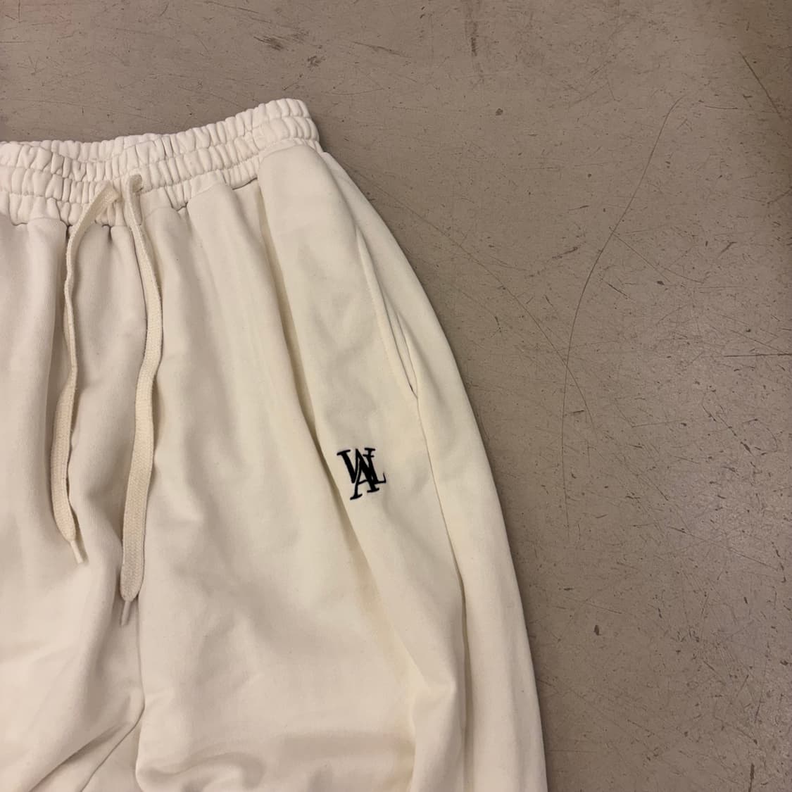 우알롱 스몰로고 화이트 조거팬츠 상품이미지2