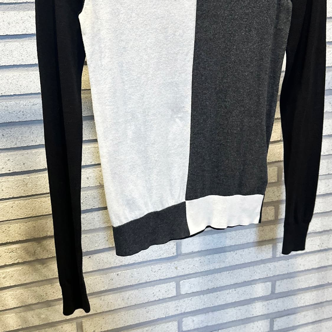 DIESEL 디젤 블랙골드 모노톤 블럭 패턴 니트 소매배색 디테일 상품이미지5