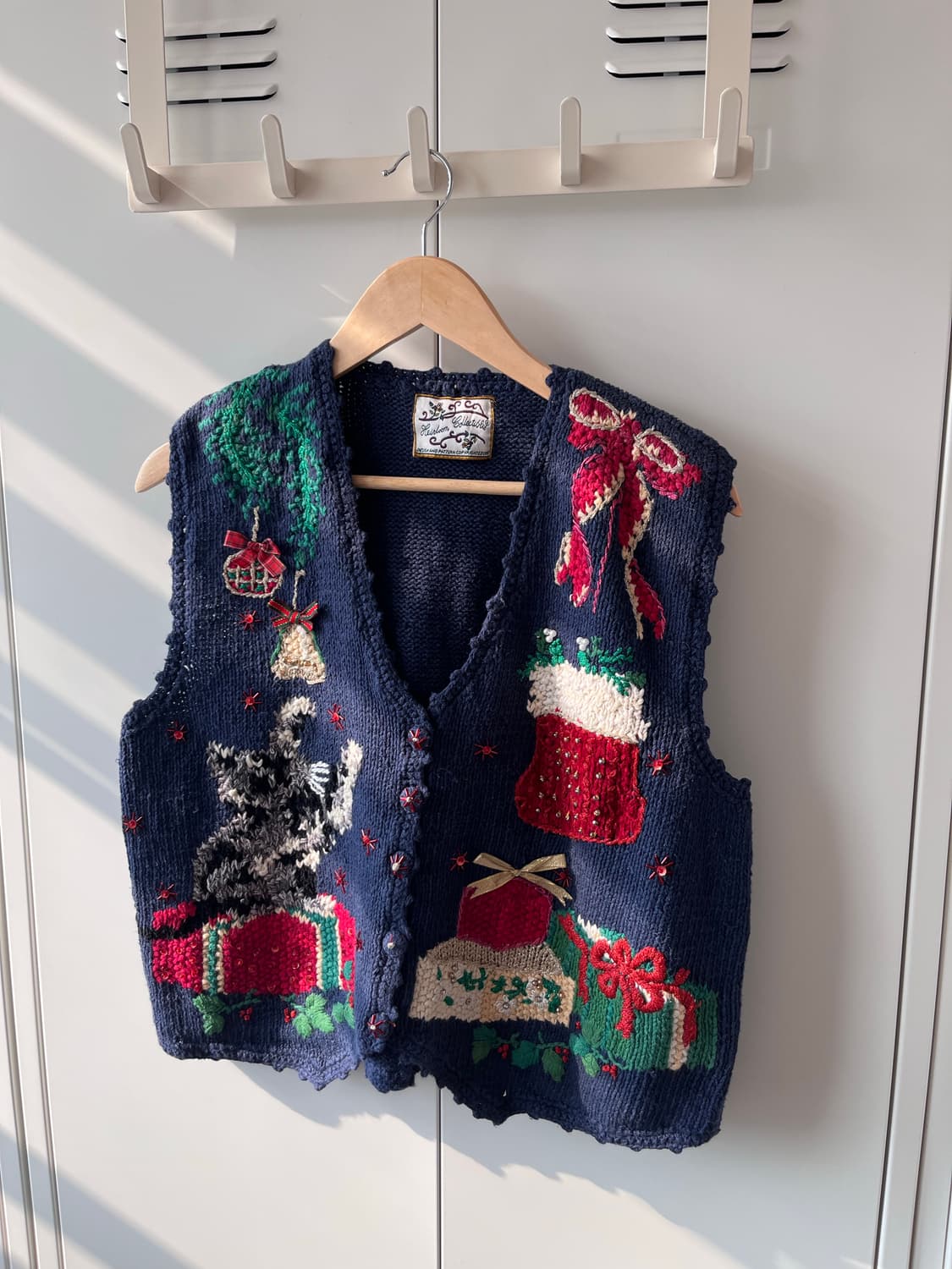 Heirloom collection 크리스마스 고양이 자수 니트 조끼 상품이미지5