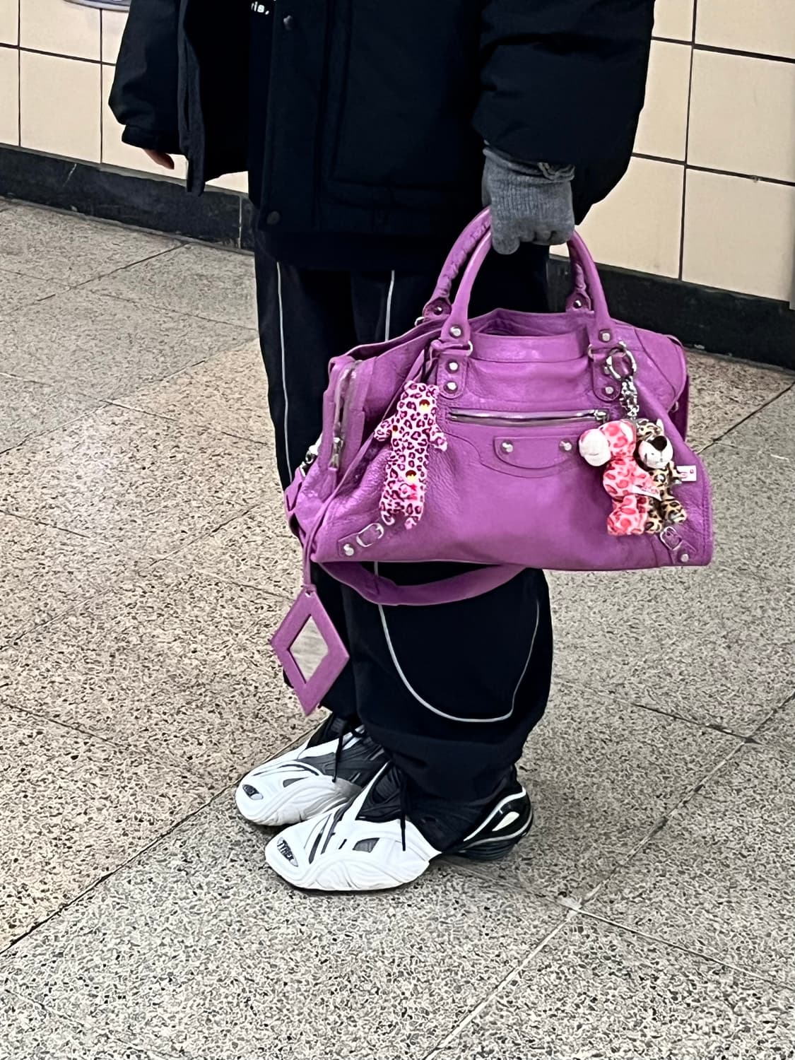 발렌시아가 모터백 상품이미지1