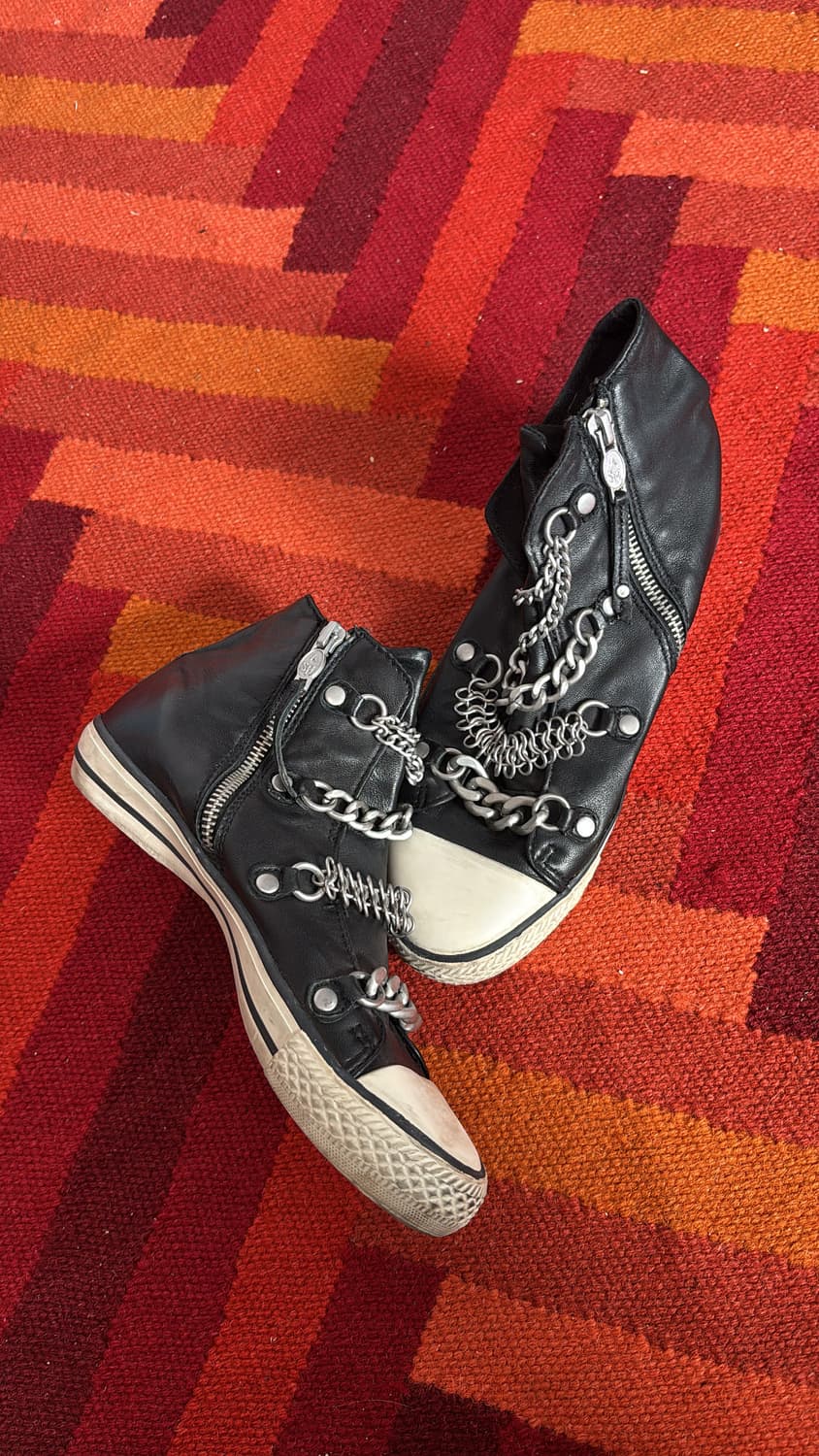 Limited Edition Chained Sneakers 상품이미지3