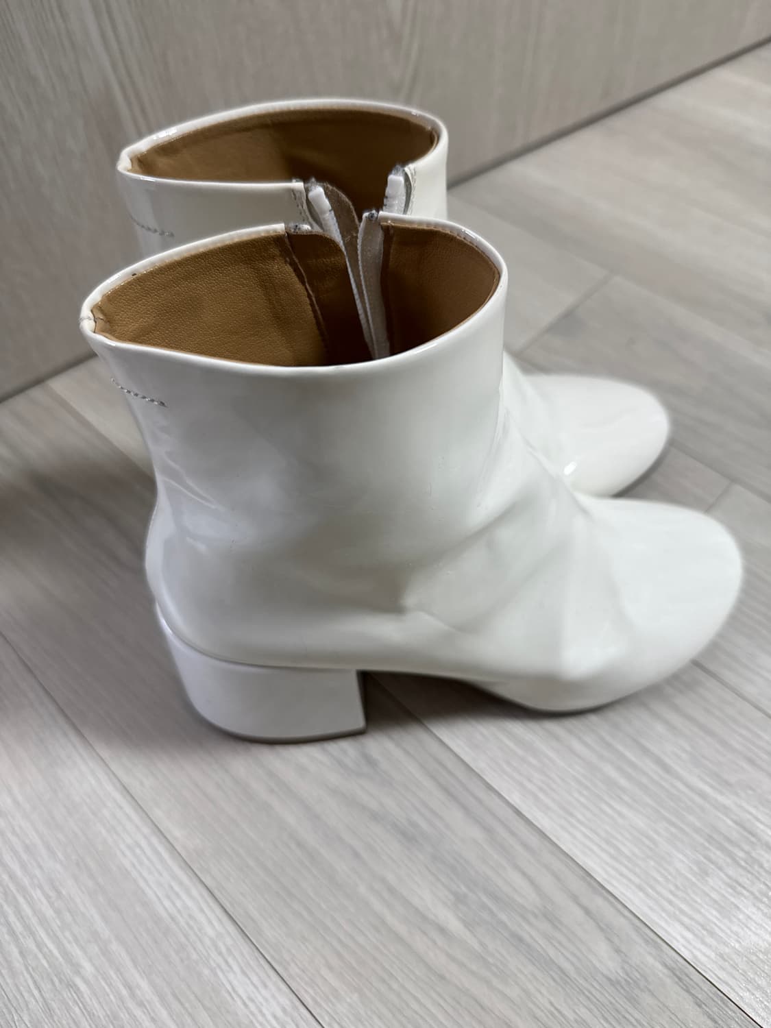 MM6 마르지엘라 에나멜 부츠 화이트 상품이미지1