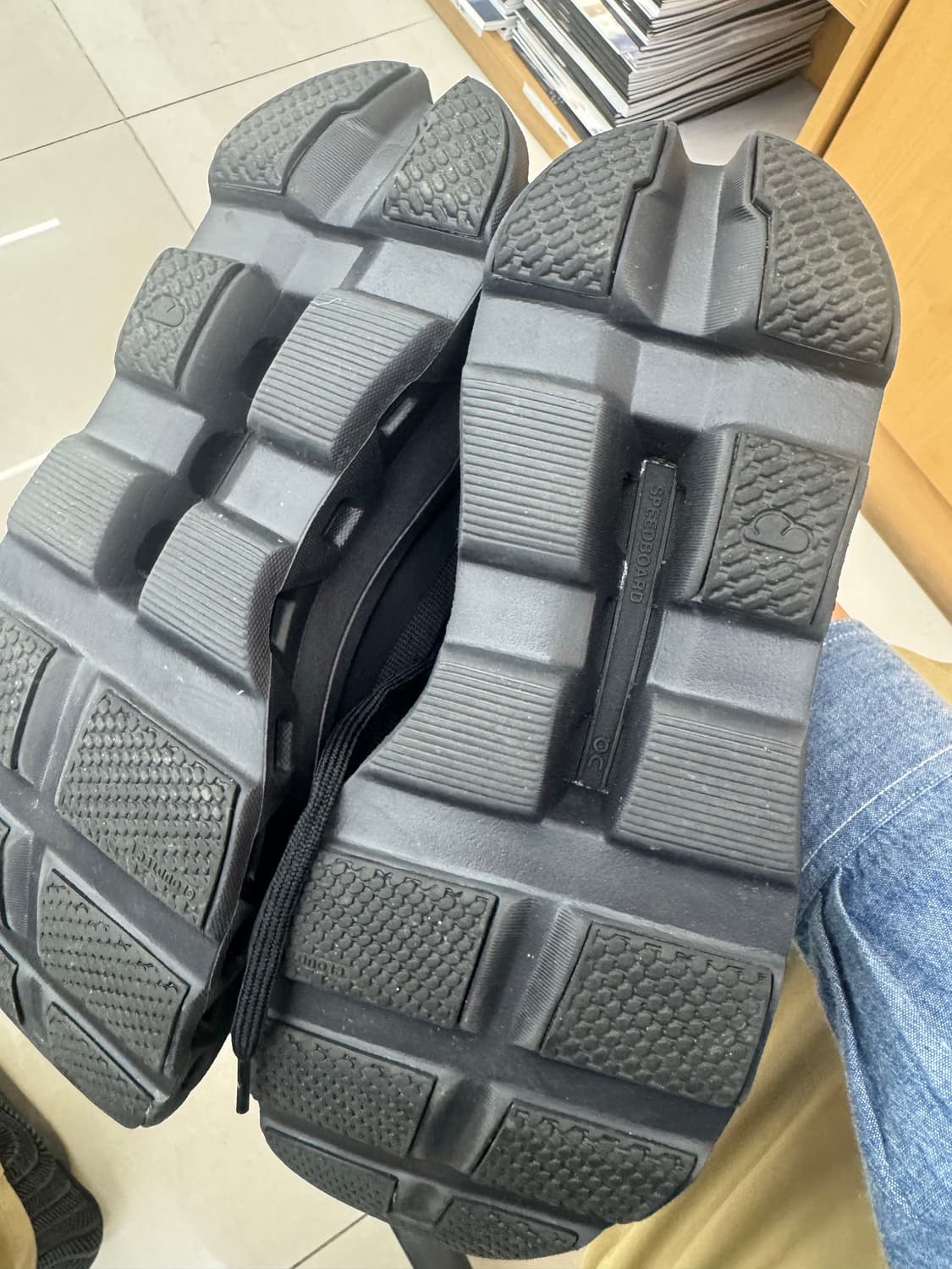 온러닝 클라우드 몬스터 블랙 270 상품이미지2