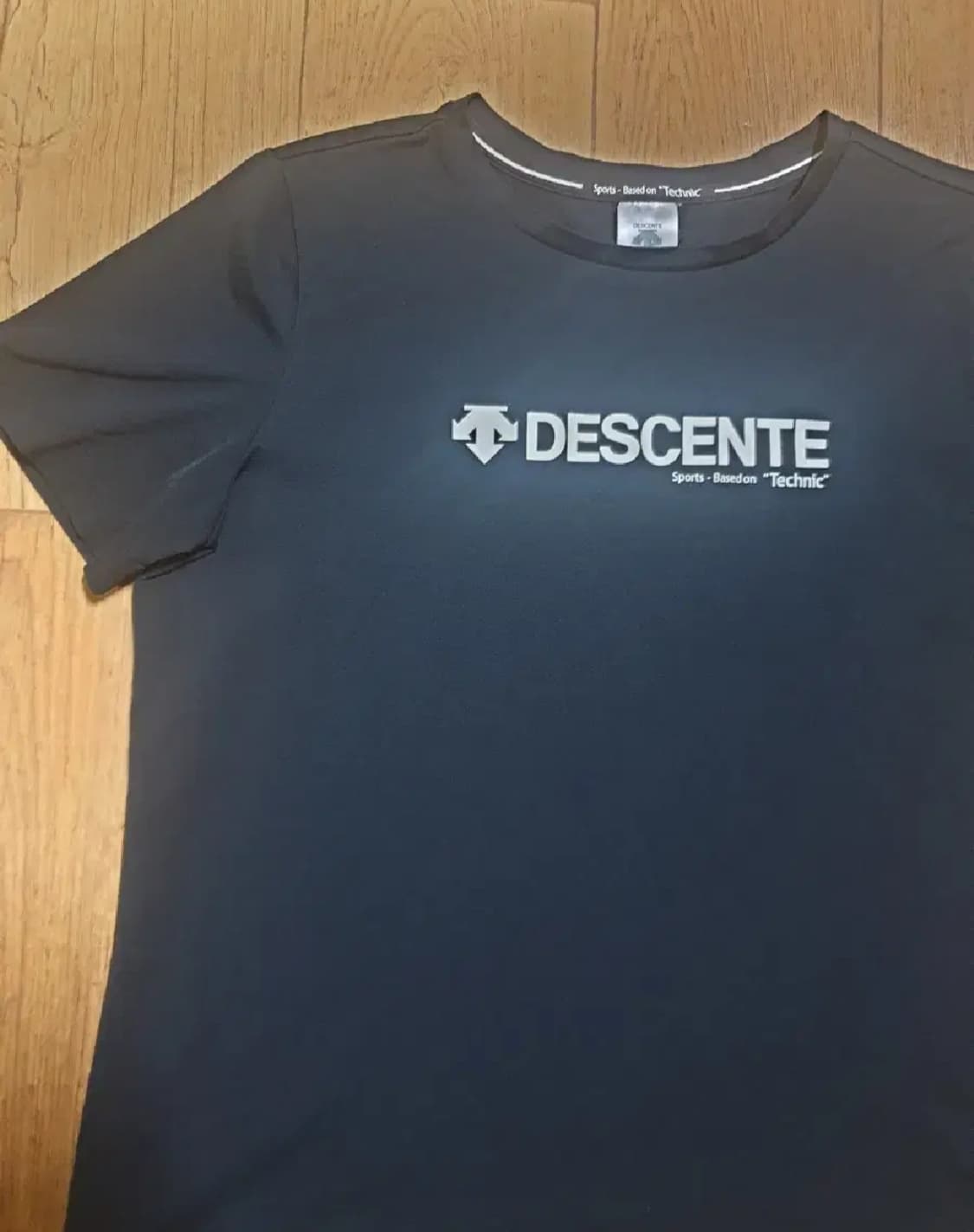 데상트 반팔티 95 사이즈입니다 상품이미지3