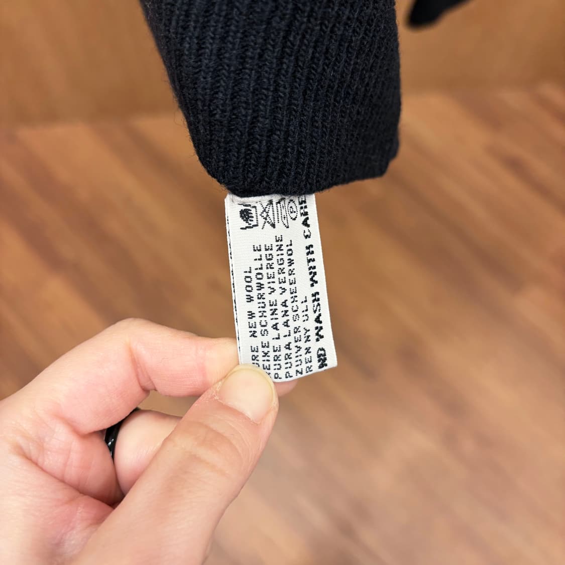 발렌티노 딥 브이넥 긴팔 울 니트 클래식 로고 자수 리브 디테일 블랙 상품이미지8