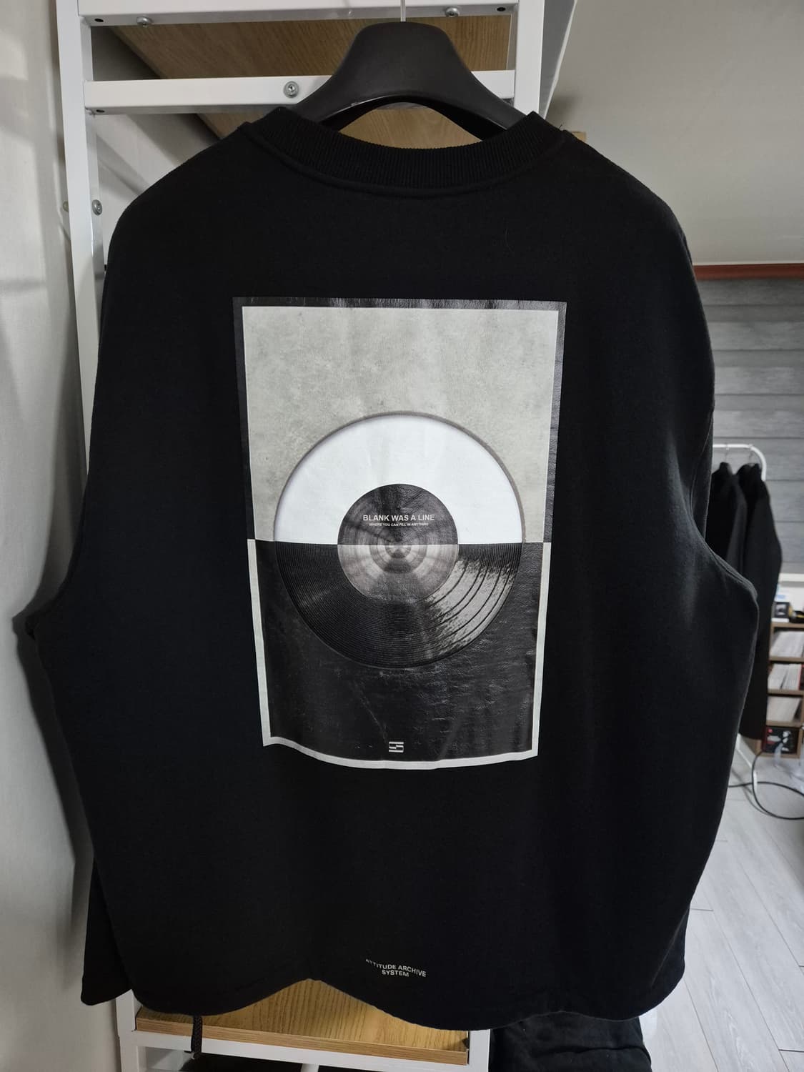 시스템옴므 백프린팅 맨투맨 105 블랙 상품이미지1