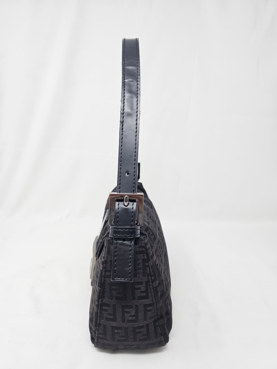 FENDI 펜디 FF 바게트백 블랙 모노그램 숄더백 상품이미지4