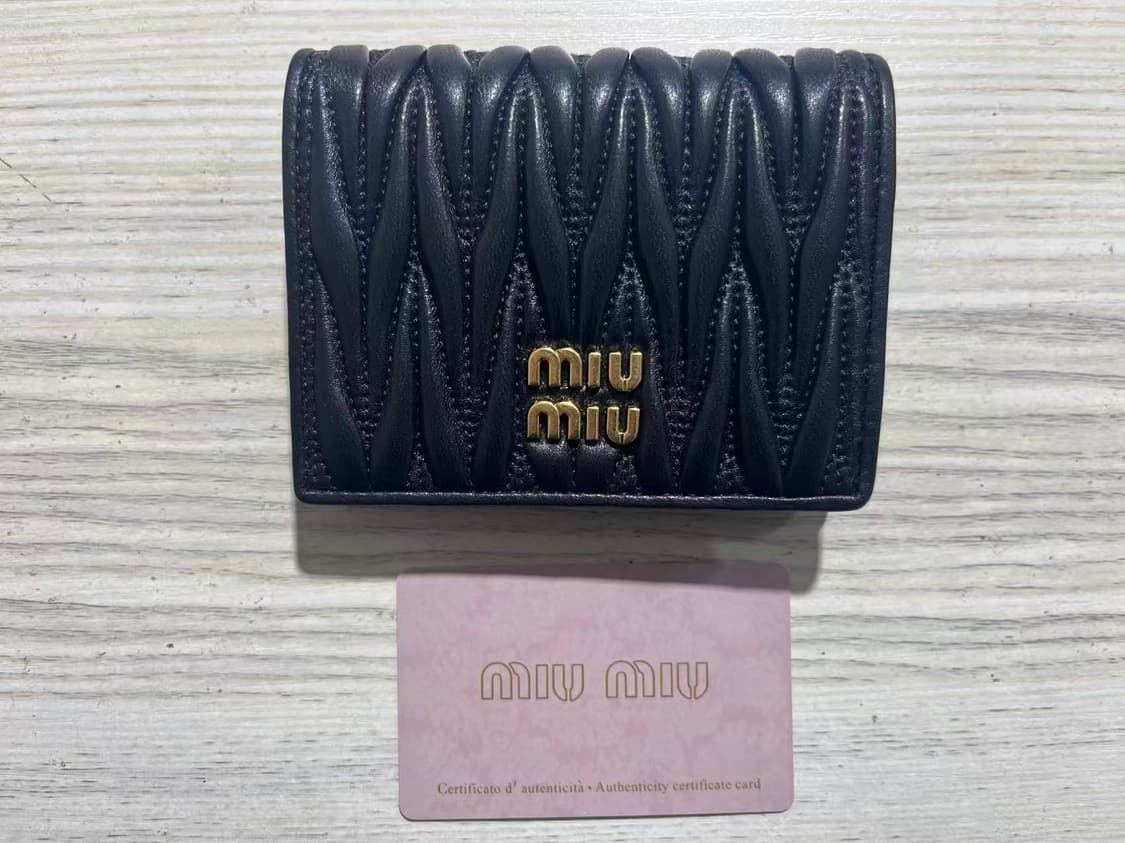 미우 미우 마테라쎄 나파 레더 카드 반지갑 블랙 상품이미지1