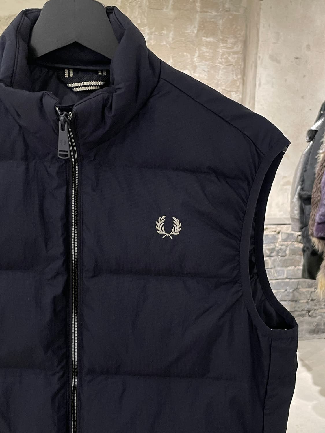프레드 페리 다크 네이비 로고 투 웨이 패디드 베스트 상품이미지3