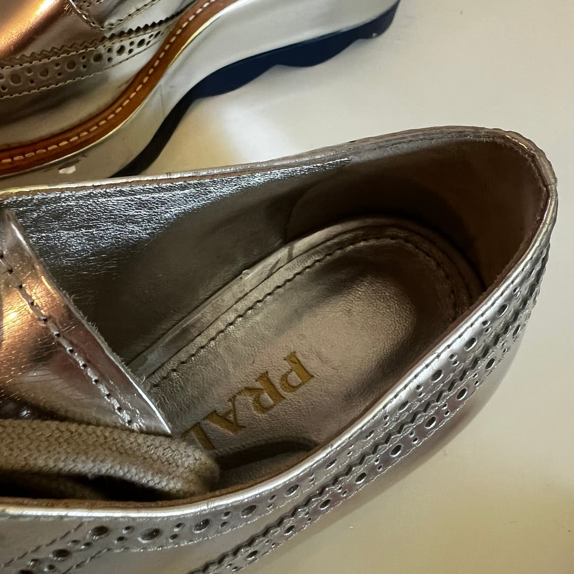 프라다 실버 메탈릭 레더 클리퍼 슈즈 상품이미지6