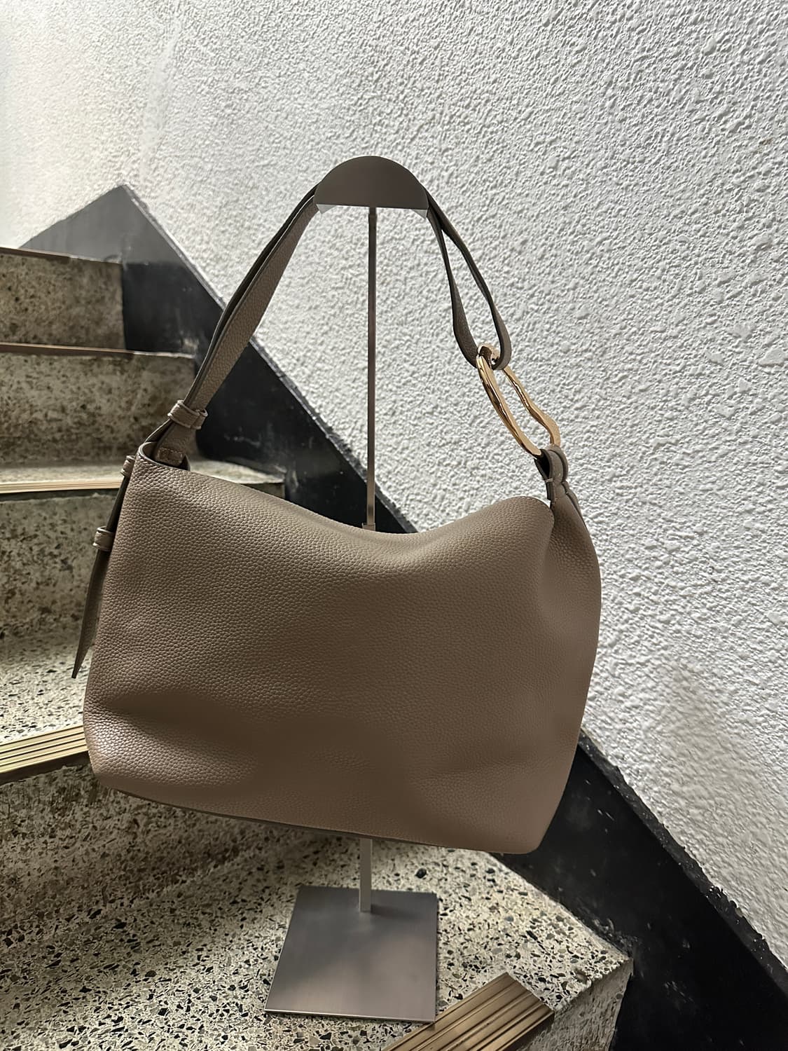 르 베르니(Le Vernis) 소프트 슈링크 레더 호보백 no 상품이미지1