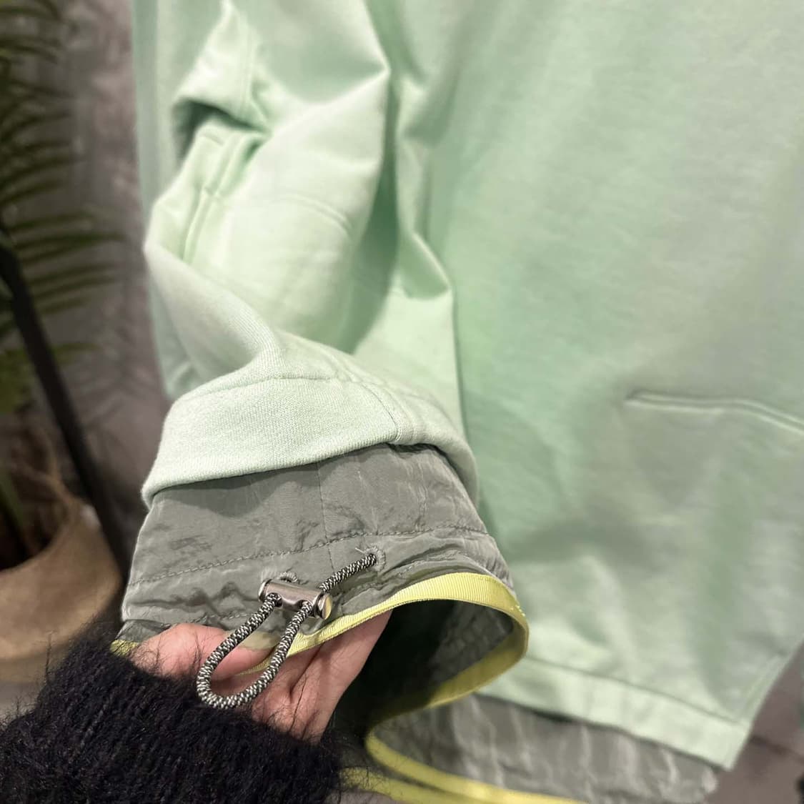 TIME 타임 맨투맨 밑단 레이어드 스트링 배색 디테일 연그린 상품이미지7