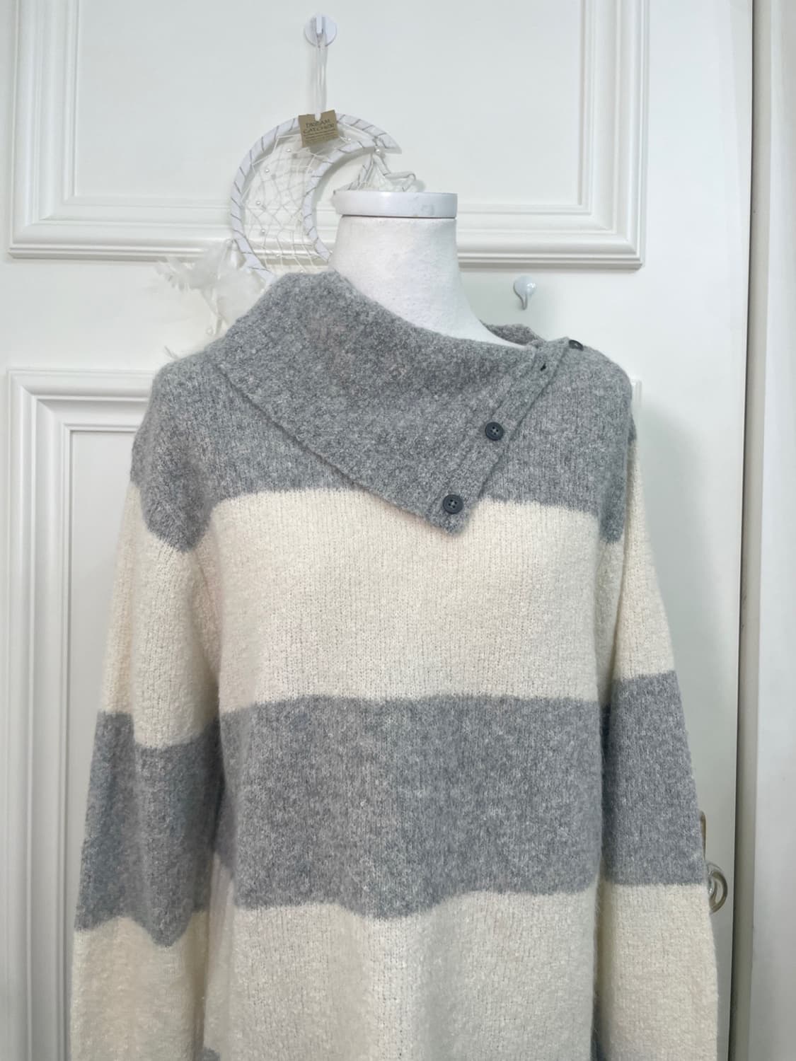 gray ivory big stripe side-neck sweater 상품이미지5