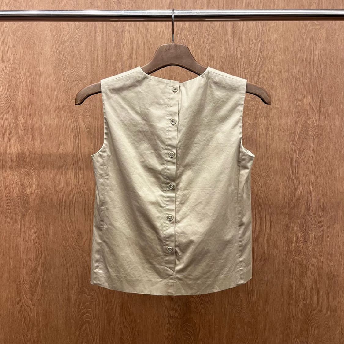 띠어리 코튼 베스트 백 버튼 클로징 사이드 사선 절개 디테일 베이지 상품이미지3