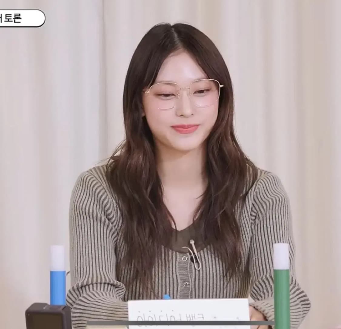 유즈 투 톤 홀터 레이어드 니트 카키 뉴진스 해린 착용 상품이미지3