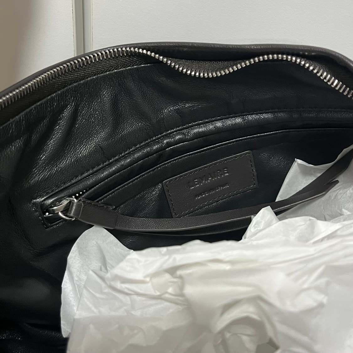 르메르 25fw 스카프백 스몰 (블랙/다크초콜렛) 상품이미지3