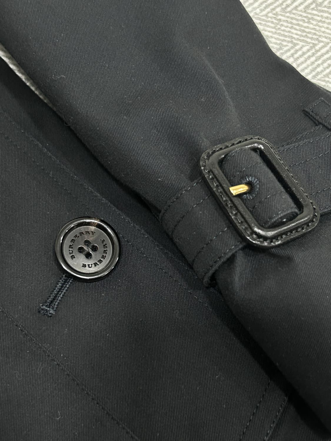 버버리 헤리티지 켄싱턴 미디 트렌치코트 55 네이비 상품이미지7