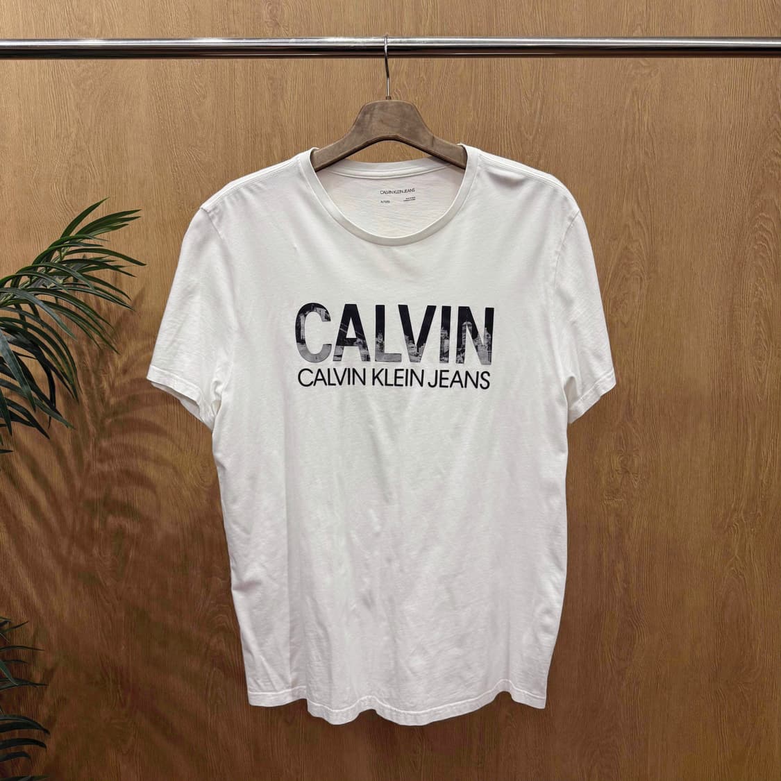 캘빈클라인 베이직 반팔 티셔츠 빅로고 프린팅 그래픽 디테일 화이트 상품이미지1