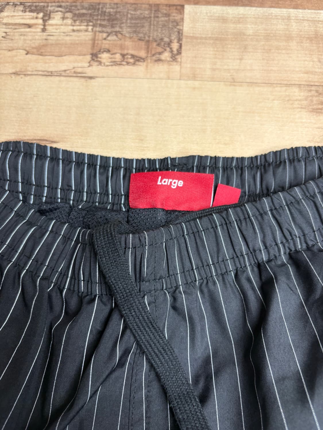 슈프림 리플렉티브 핀스트라이프 트랙 팬츠 블랙 24FW L사이즈 상품이미지3