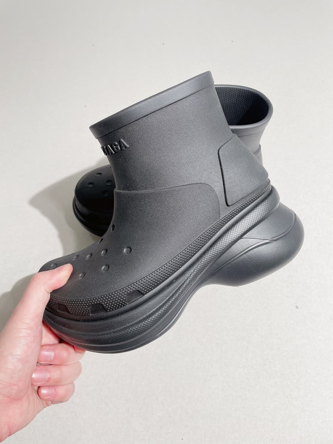 (정품/새상품) BALENCIAGA 발렌시아가 X 크록스 여성 부티 블랙 상품이미지3