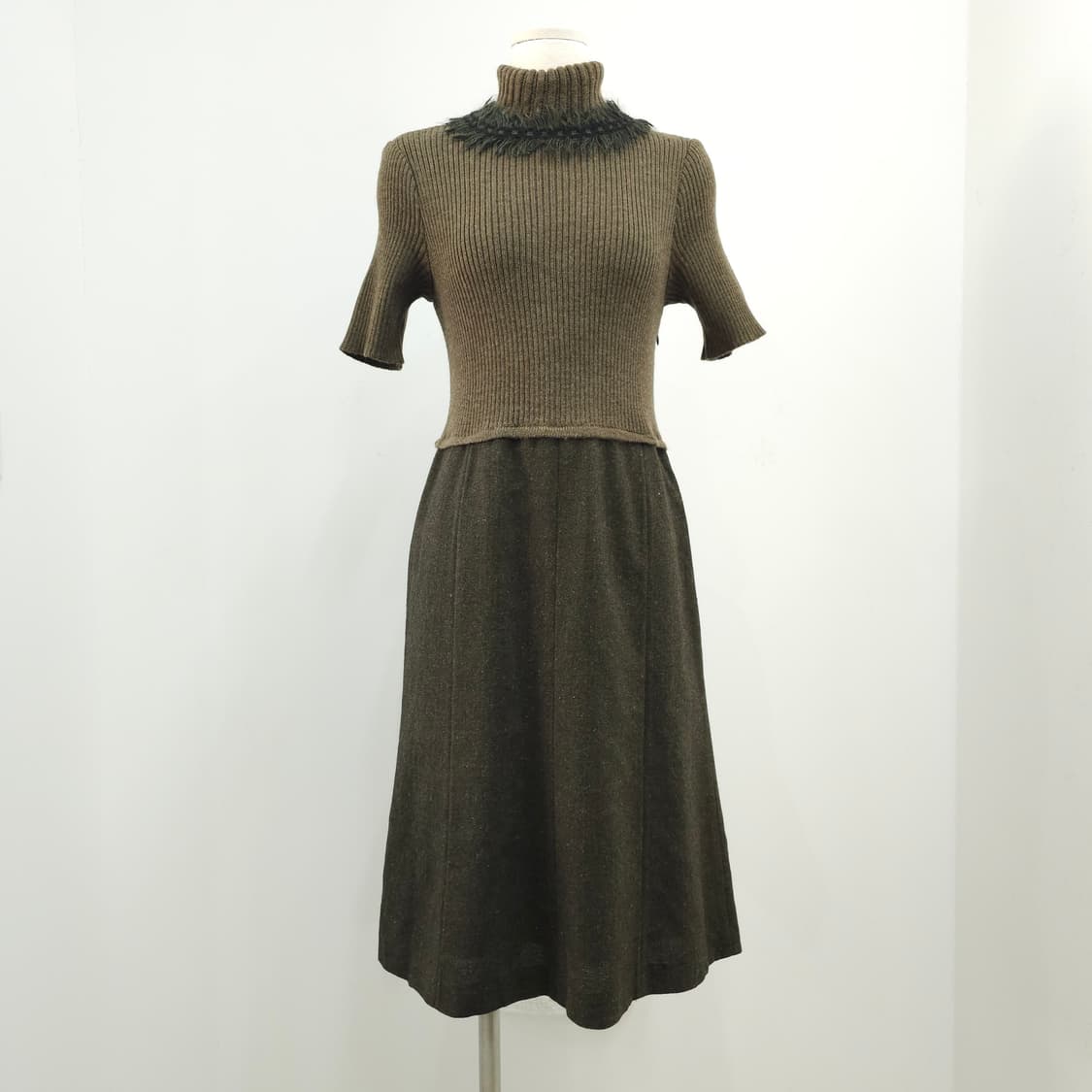 카키 울 실크혼방 골지니트 플레어 원피스 상품이미지1