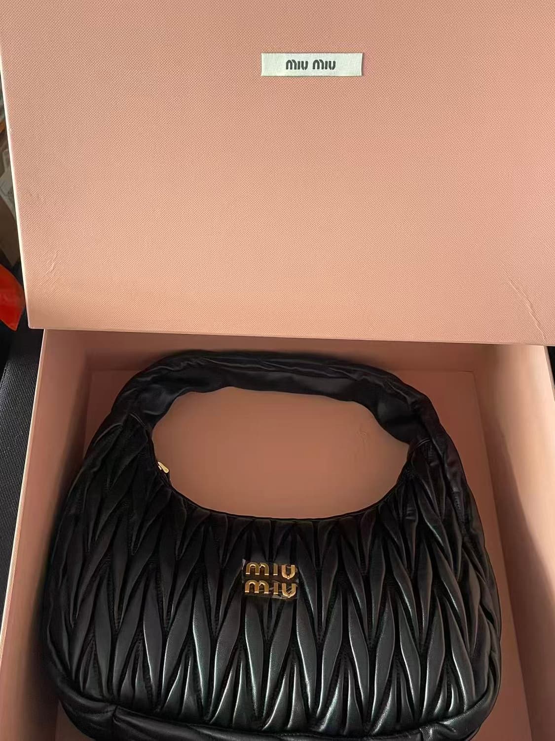 미우 미우 완더 마테라쎄 나파 레더 호보백 블랙 상품이미지1