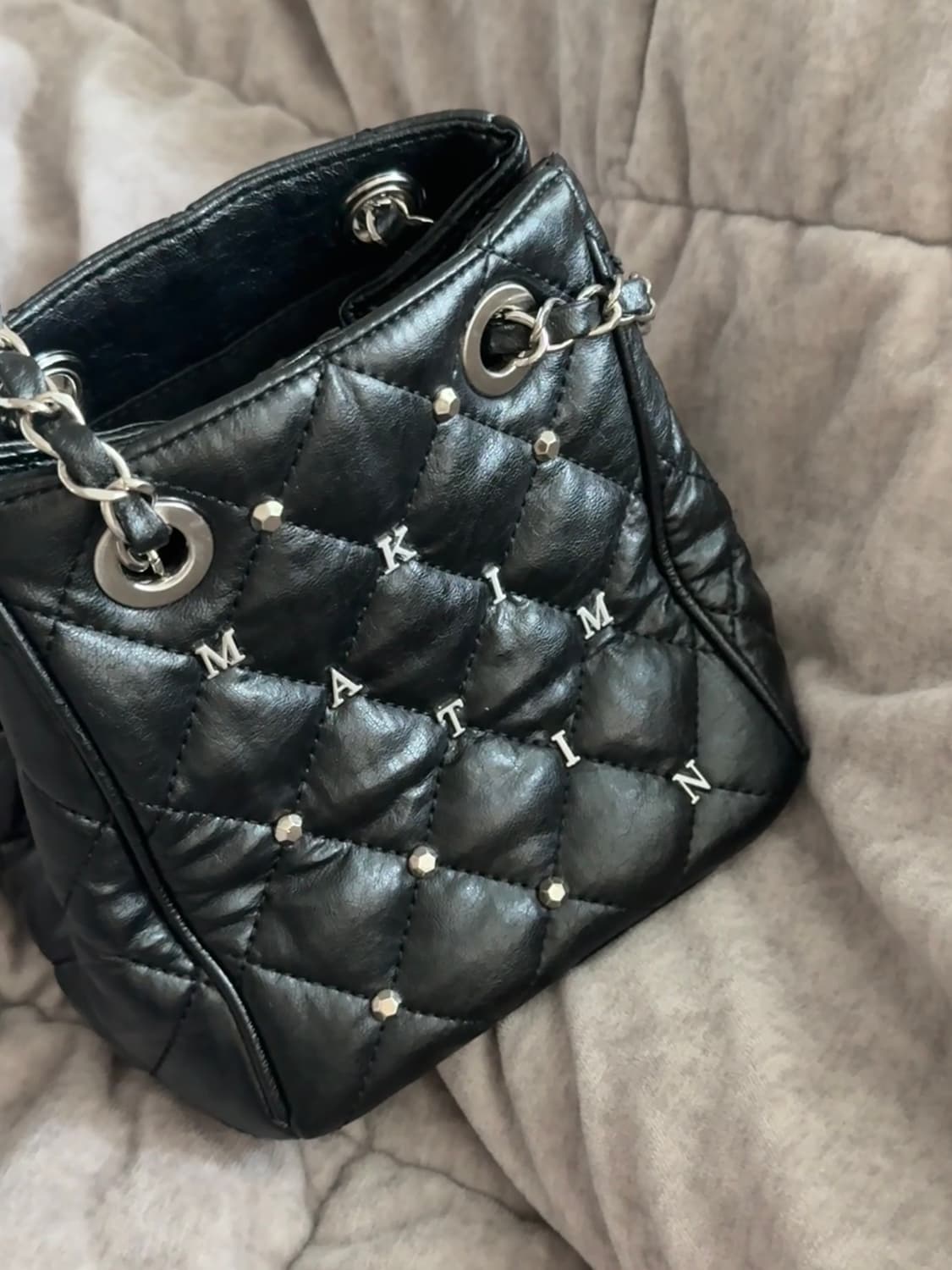 마뗑킴 스터드 미니 퀼팅 버킷백  상품이미지1