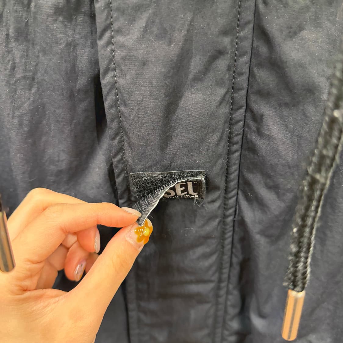 디젤 하이넥 윈드 브레이커 자켓 형광 배색 로고 벨크로 패치 디테일 블랙 상품이미지6