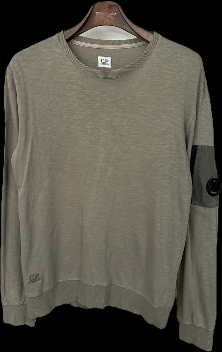 C.P. 컴퍼니 렌즈 와펜 맨투맨 카키 95 상품이미지1