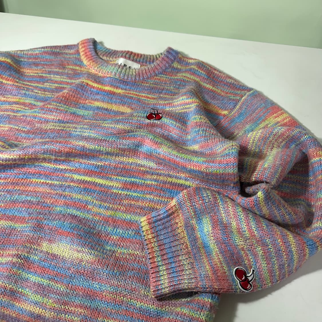 우먼OS 키르시 루즈오버핏 체리로고 나염니트 상품이미지1